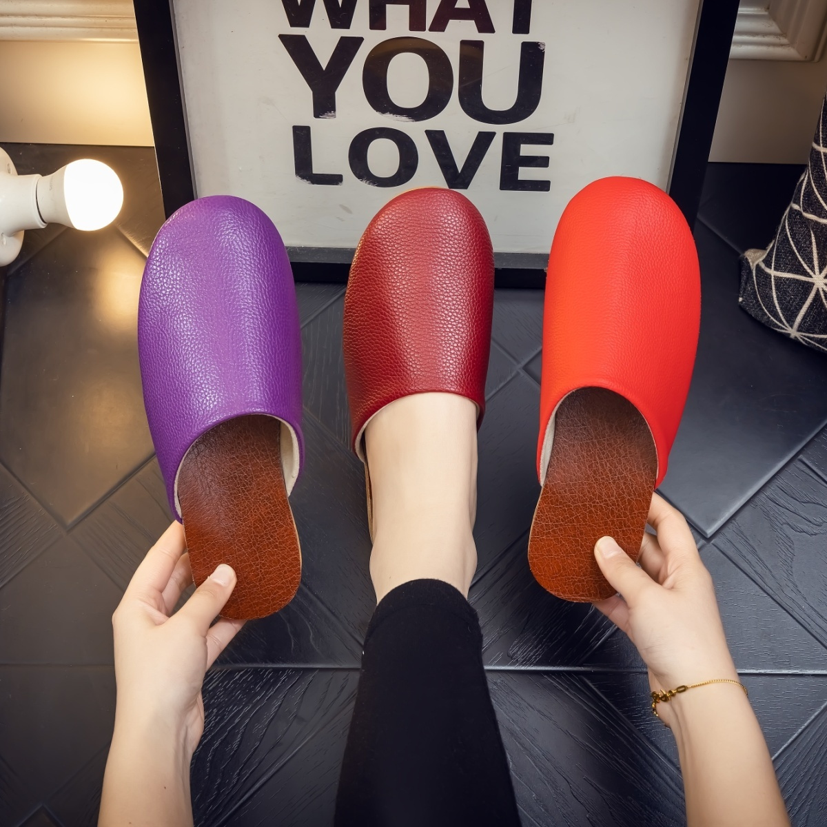 ファッションブラックレザースリッパ男性用簡潔なニュートラルホ - Flip Flop Leather Men のレビューと価格